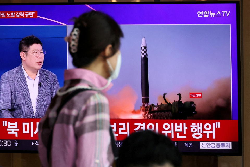 A woman watches a TV broadcasting a news report on North Korea's launch of three missiles including one thought to be an intercontinental ballistic missile (ICBM), in Seoul, South Korea, May 25, 2022.   REUTERS/Kim Hong-Ji        TPX IMAGES OF THE DAY