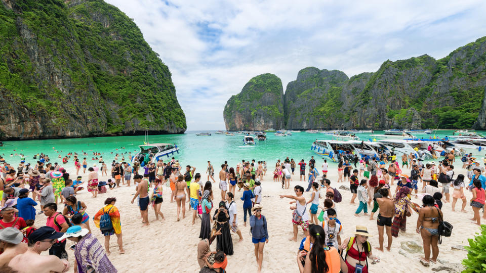 Im Film ist er verlassen, versteckt und menschenleer. Im Jahr 2000 machte Leonardo DiCaprio "The Beach" im gleichnamigen Film weltweit bekannt und sorgte für einen wahren Run auf den Strand in Thailand. Gut bekommen ist ihm das nicht...