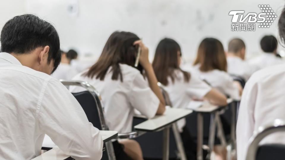 大考中心提醒，考生務必在作答前於答案卷上簽名。（示意圖／shutterstock達志影像）