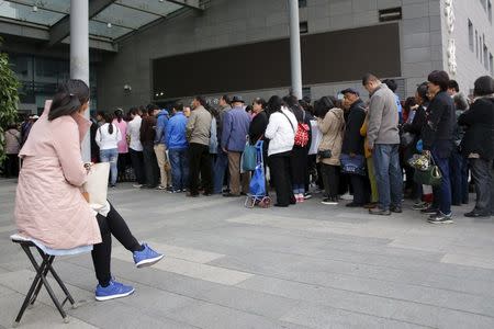 People wait to enter Peking Union Hospital early in the morning in Beijing, China, April 6, 2016. REUTERS/Kim Kyung-Hoon