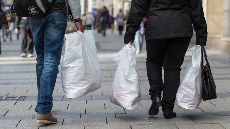 Dieses Bild soll nach dem Willen von Umweltministerin Schulze (SPD) bald der Vergangenheit angehören: Passanten mit Plastiktüten in einer Fußgängerzone. Foto: dpa