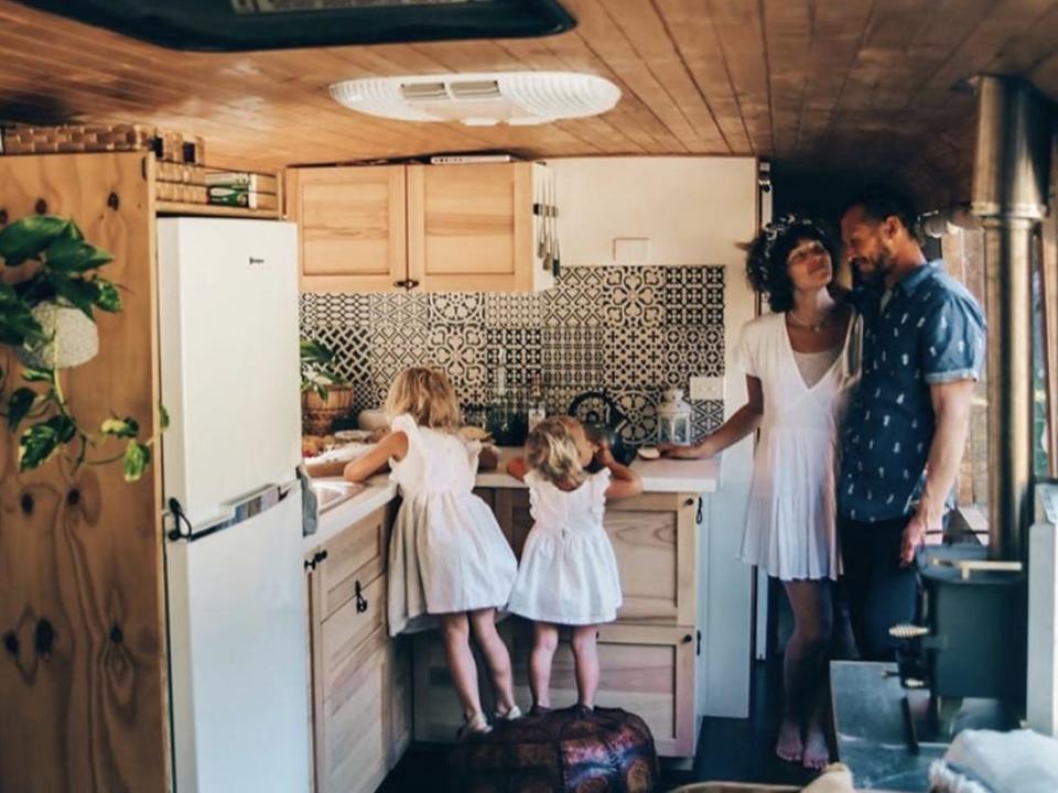 Marte Snorresdotter Rovik's family standing in the kitchen of the schoolie