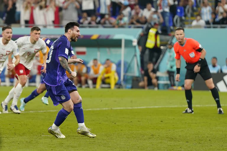 Lionel Messi patea un penal contra Polonia