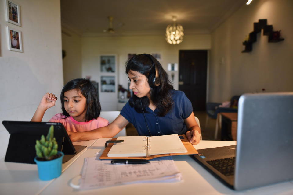 Homeoffice und Homeschooling stellt für viele Eltern eine doppelte Belastung dar (Symbolbild: Getty Images)