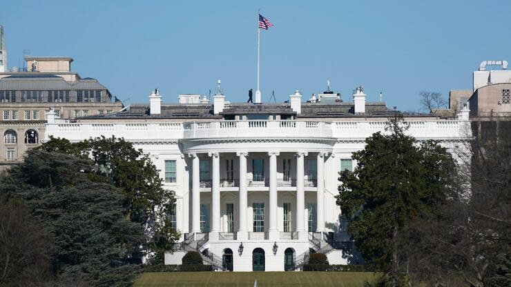 Eine amerikanische Flagge weht auf dem Dach des Weißen Hauses. (Bild: dpa)