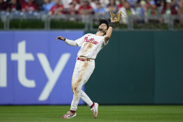 Phillies split doubleheader with Nationals as both teams combine