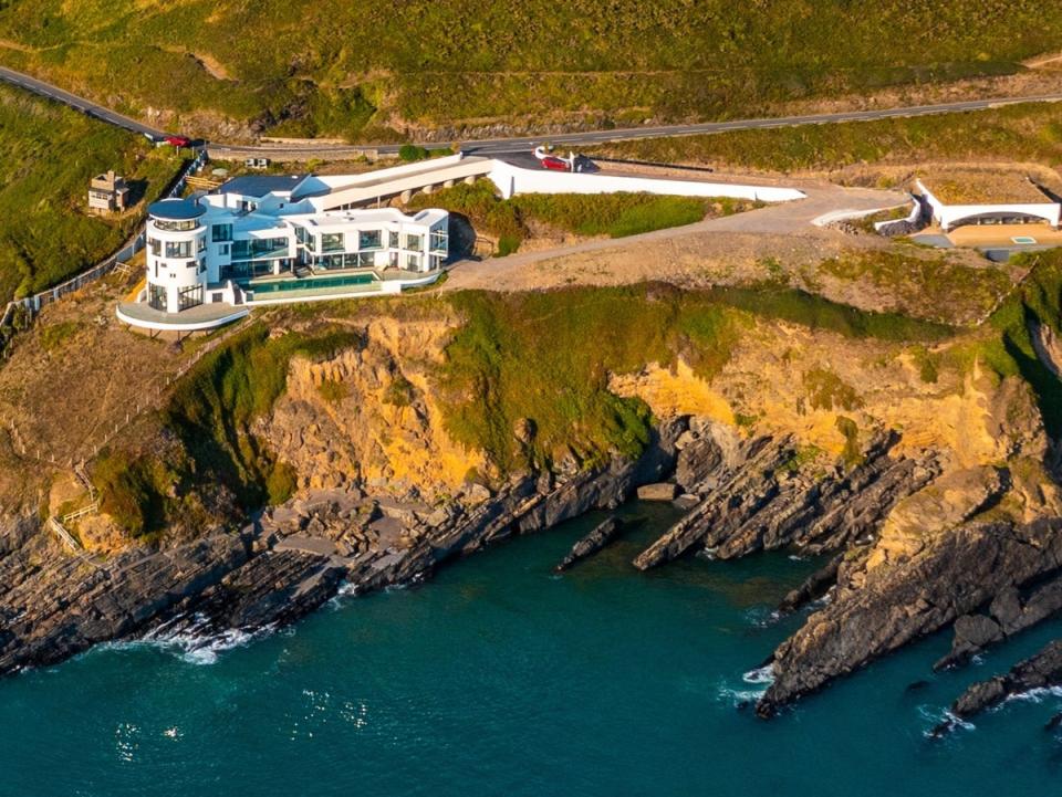 Das Haus wird auf Pfähle gerammt, damit es nicht ins Meer fällt, wenn die Klippen erodieren (Ritter Frank)