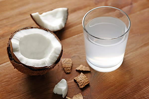 El agua de coco sí te rehidrata, pero se ha comprobado que lo haga mejor el agua. Foto: belchonock / Getty Images.
