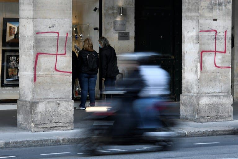 Des croix gammées taguées rue de Rivoli à paris, le 11 octobre 2020  - STEPHANE DE SAKUTIN © 2019 AFP