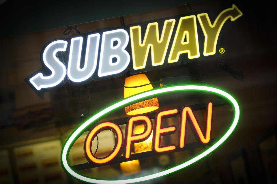 <p>Subway wurde in den vergangenen Jahren von mehreren Skandalen erschüttert, was zu einem sinkenden Markenwert geführt hat – unter anderem wurde der Sprecher der Kette 2015 wegen Kinderpornografie festgenommen. Trotzdem befindet sich die Kette noch immer unter den Top 3 mit einem Markenwert von 19 Milliarden Dollar. </p>