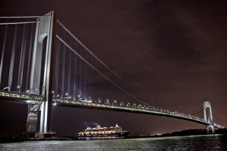El Queen Mary II navega bajo el puente Verrazano-Narrows, en su llegada a Nueva York,nyt