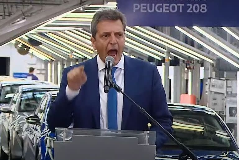 Sergio Massa junto al secretario de Industria y Desarrollo Productivo José Ignacio de Mendiguren participan del corte de cinta que celebra la salida de planta de la unidad Peugeot 208 N° 100.000.