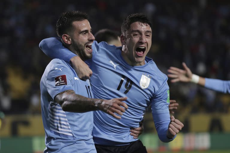 Gastón Pereiro celebra con Joaquín Piquerez su tanto, el de la agónica victoria de Uruguay sobre Ecuador