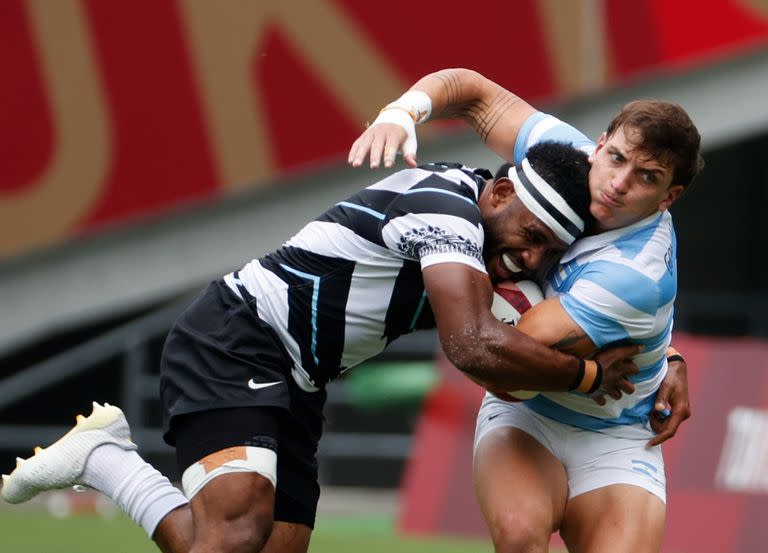 Luciano González intenta resistir una embestida; el poder físico de los fijianos fue demasiado para los Pumas 7s, que resistieron en la primera mitad y fueron superados en la segunda de su semifinal de rugby de los Juegos Olímpicos Tokio 2020.