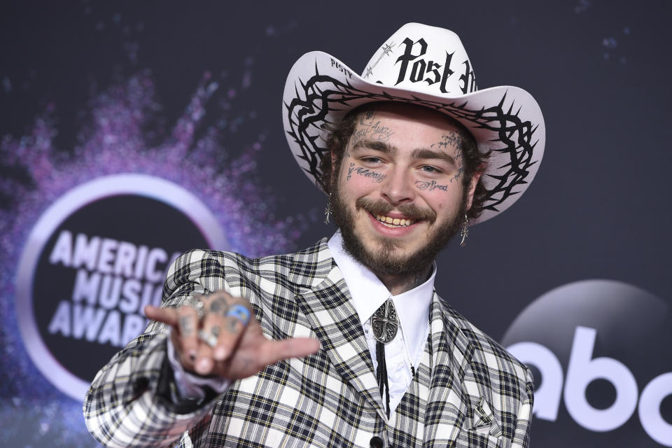 ARCHIVO - Post Malone llega a los American Music Awards en el Teatro Microsoft de Los Ángeles el 24 de noviembre de 2019. El astro del rap-pop será honrado con el Premio Hal David Starlight en el Salón de la Fama de los Compositores el jueves. (Foto Jordan Strauss/Invision/AP, archivo)