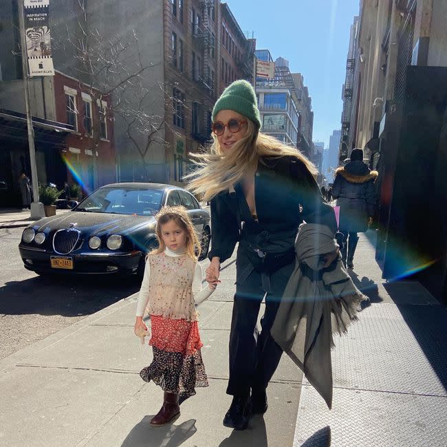 kate hudson and rani rose walking along the street