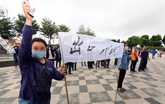 台東鳳梨釋迦銷中國大陸受阻，果農成立自救會到台東縣議會陳情，呼籲政府重啟大陸市場。（莊哲權攝）  