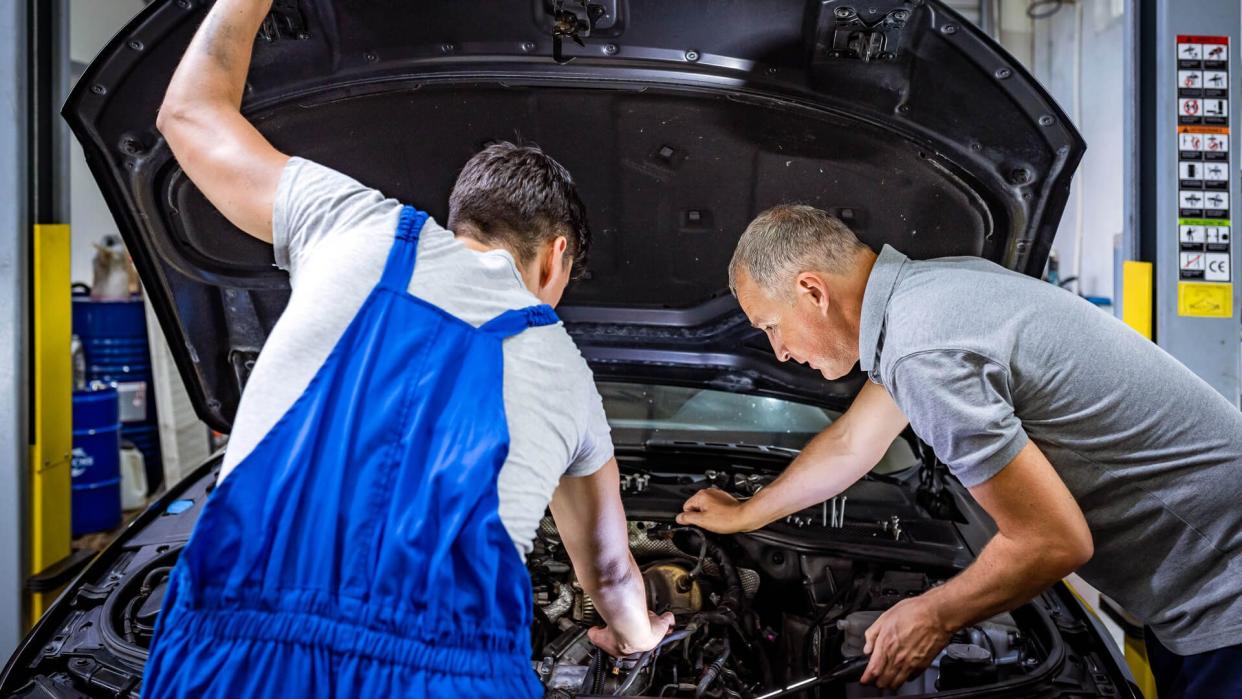 Photo of a client discussing with a worker of the service station.