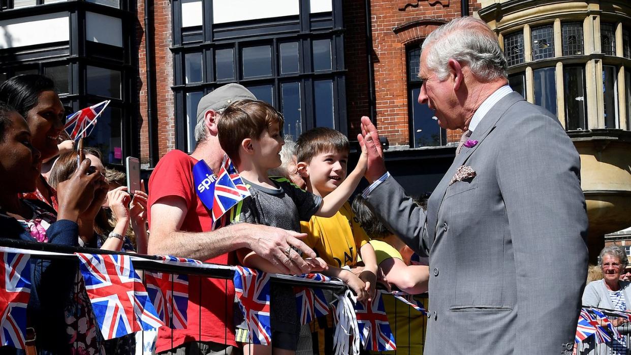 Der britische Prinz Charles begrüßt Schaulustige bei seinem Besuch der britischen Stadt Salisbury. Foto: Toby Melville