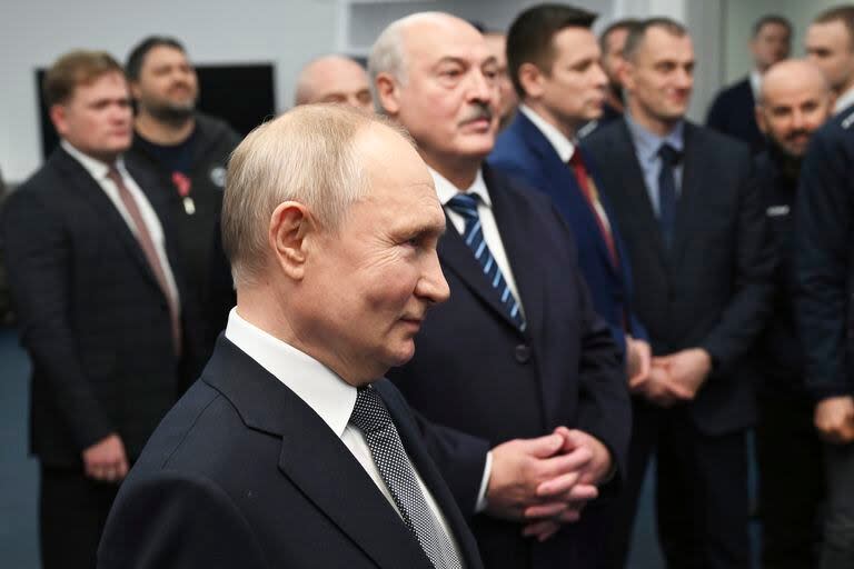 El presidente de Rusia, Vladimir Putin, y el presidente de Bielorrusia, Alexander Lukashenko, visitan el complejo deportivo y de conciertos SKA Arena en San Petersburgo, Rusia, el 28 de enero de 2024. (Pavel Bednyakov, Sputnik, Kremlin Pool Foto via AP)