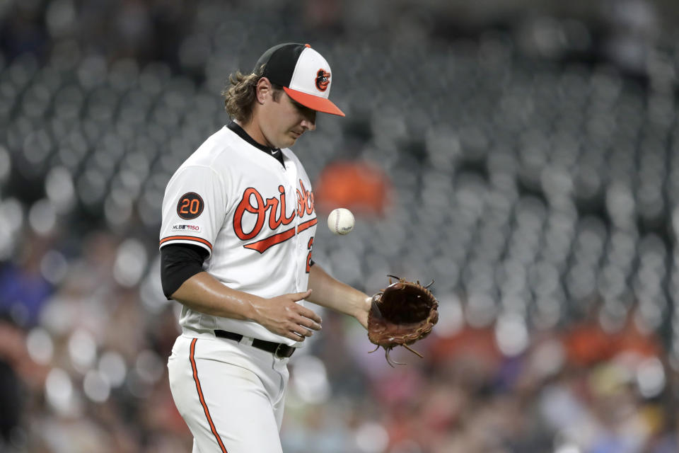 El abridor de los Orioles de Baltimore Asher Wojciechowski lanza la pelota tras conceder un jonrón solitario de Austin Meadows en el tercer inning del juego de la MLB que enfrentó a ambos equipos, el 22 de agosto de 2019, en Baltimore. (AP Foto/Julio Cortez)