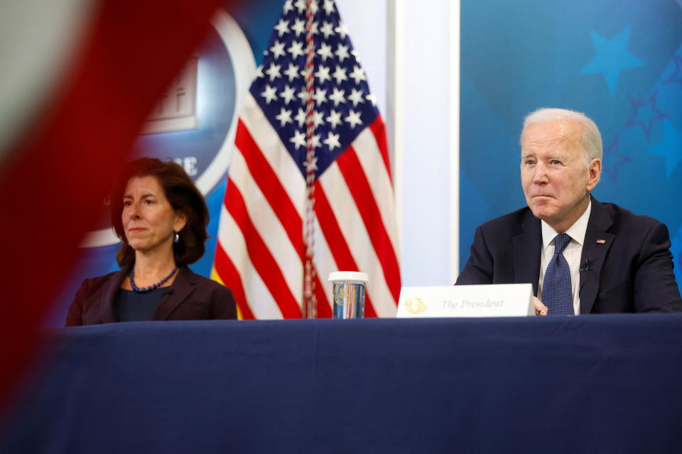 U.S. President Joe Biden and Commerce Secretary Gina Raimondo hold a virtual meeting with business leaders and state governors to discuss supply chain problems, particularly addressing semiconductor chips, on the White House campus in Washington, U.S., March 9, 2022. REUTERS/Jonathan Ernst