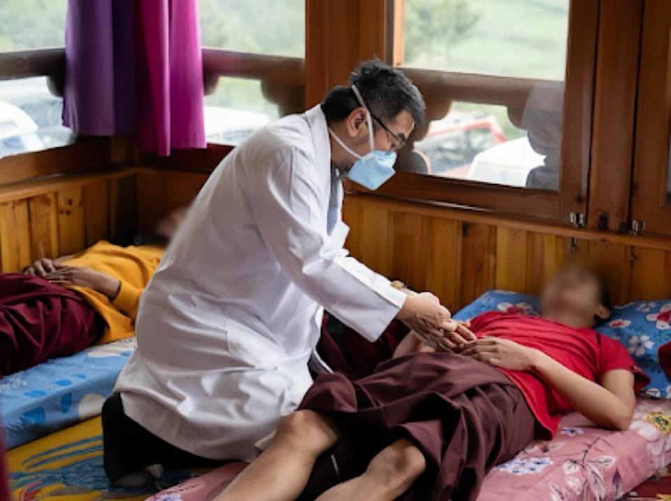 林口長庚中醫針傷科主任陳玉昇以針灸治療不丹居民的病痛。圖：林口長庚提供