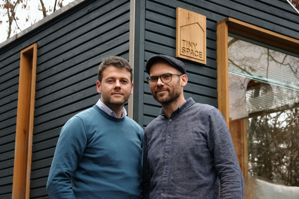 Zwei der insgesamt drei Gründer: Hans-Gert Stuke und Moritz Jüdes vor dem Tiny Space-Prototypen in Berlin Kreuzberg. - Copyright: Lisa Kempke (Business Insider)