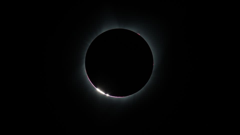 Der Baily Bead-Effekt wird beobachtet, wenn der Mond während der totalen Sonnenfinsternis am 21. August 2017 über Madras, Oregon, seine letzte Bewegung über der Sonne macht.  -Aubrey Gemignani/NASA