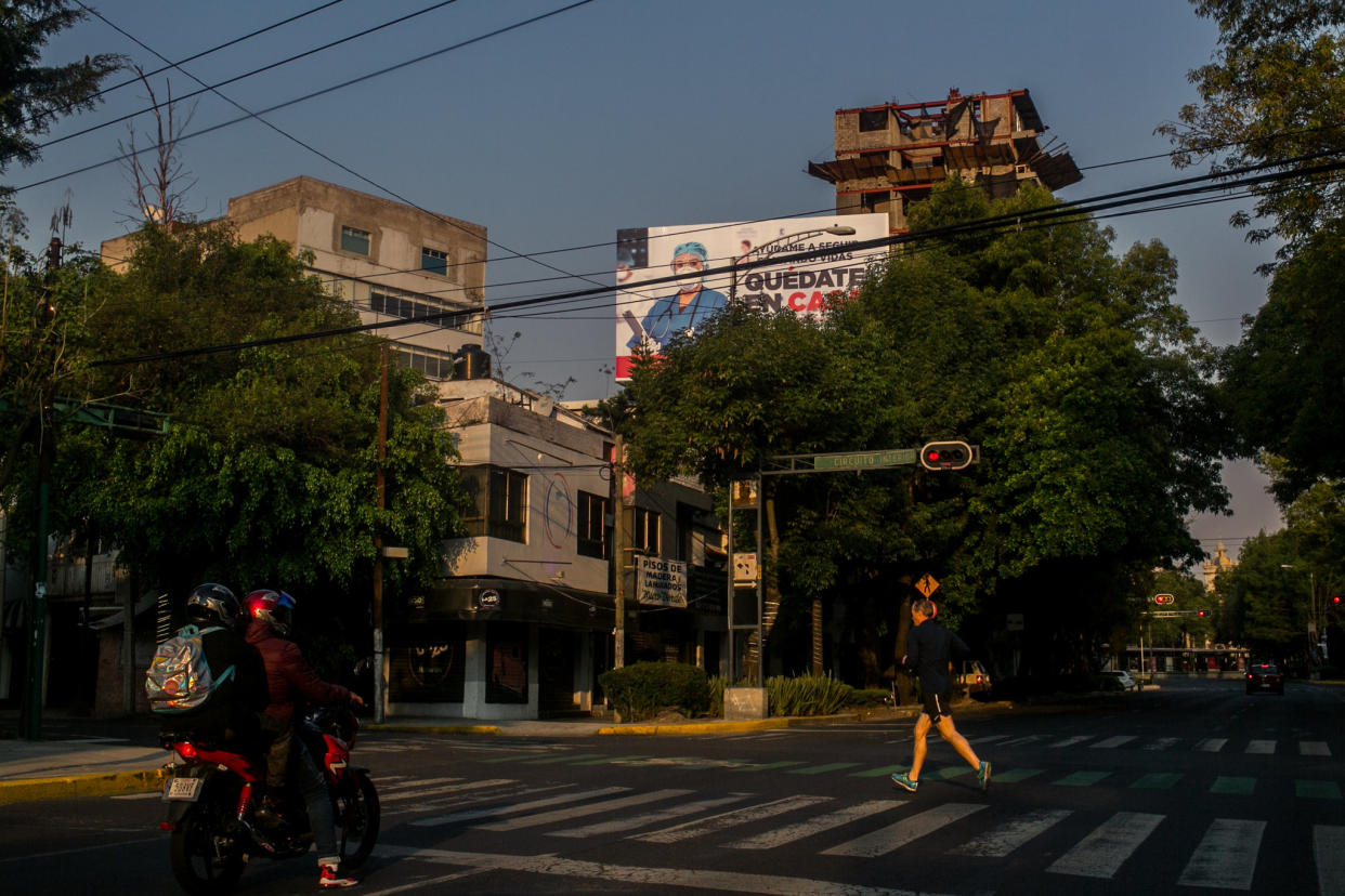 Un aviso en Ciudad de México con la imagen de una trabajadora de la salud exhorta a la gente a quedarse en casa. (Meghan Dhaliwal/The New York Times)