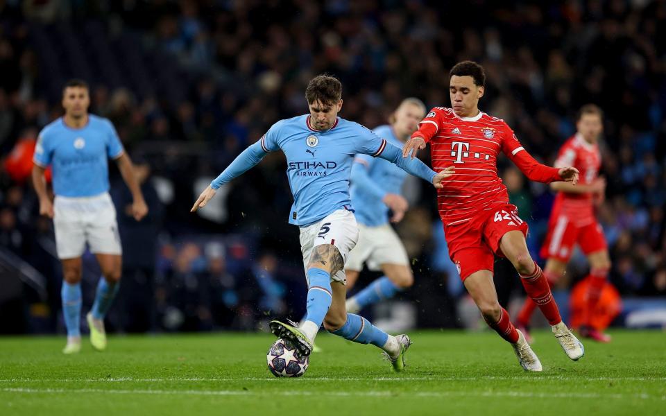 John Stones con el balón contra el Bayern de Múnich - La señal que muestra que el Manchester City ha arreglado su debilidad en la Champions League - Getty Images/DeFodi Images