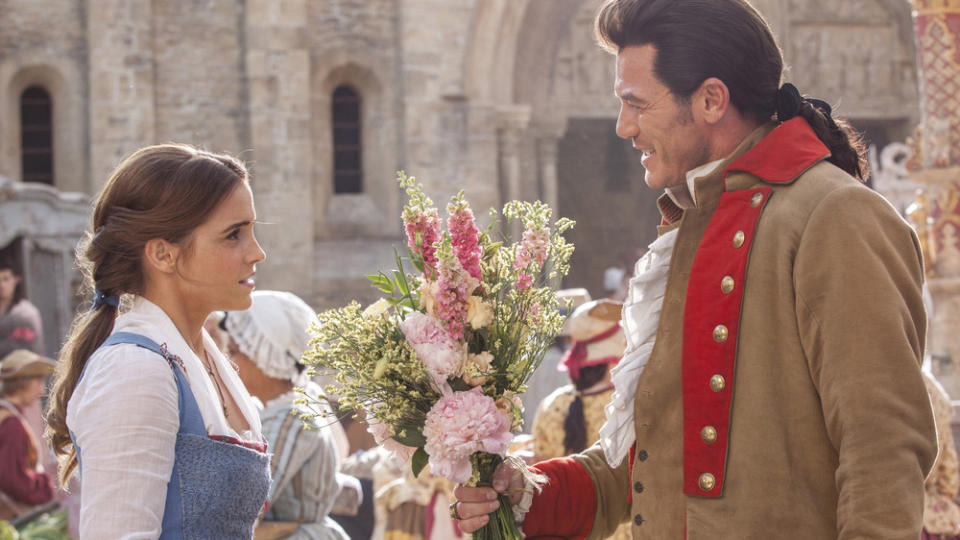 Als selbstverliebter Gaston wirbt Luke Evans um Belle (Emma Watson)