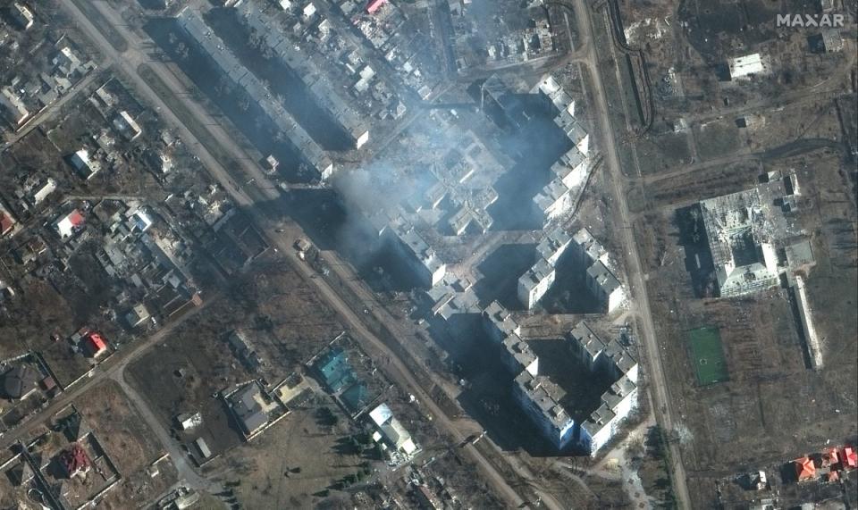 A building on fire in Bakhmut (Satellite image ©2023 Maxar Technologies)