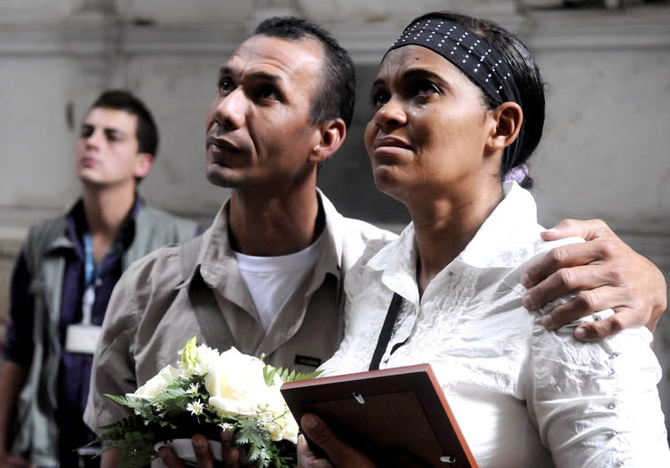 <span class="caption">Relatives of a victim killed in a Colombian conflict by guerrilla or paramilitaries between 1991 and 2008.</span> <span class="attribution"><span class="source">EPA/Luis Eduardo Noriega</span></span>