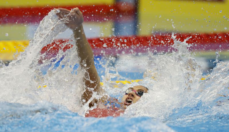 La canadiense Kylie Masse en acción durante la final femenina de 50m espalda en los Juegos Olímpicos de París en la piscina de La Defense, Naterre, Francia
