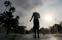 <p>A boy plays with water fountains on a hot day in Colombo, Sri Lanka April 8, 2017. (Photo: Dinuka Liyanawatte/Reuters) </p>