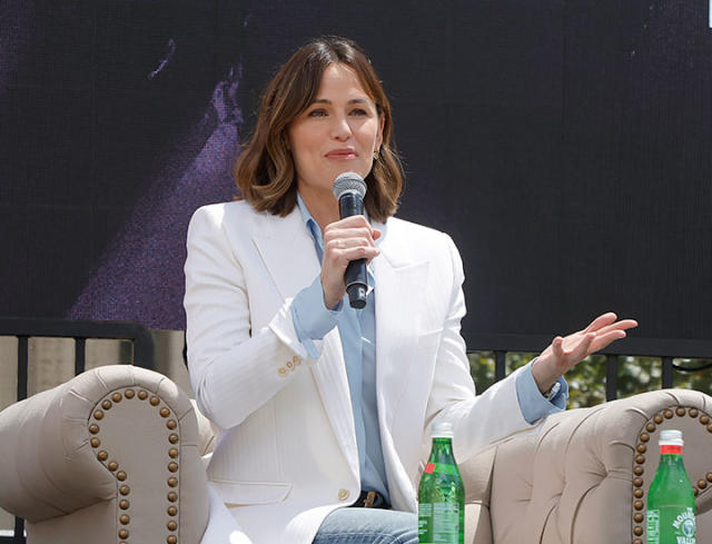 Jennifer Garner's Crisp White Blazers Are a Summer Staple