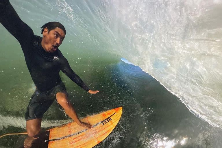 El surfista profesional Mikala Jones murió desangrado mientras practicaba en Indonesia