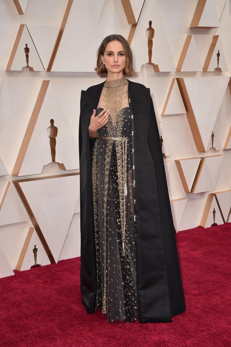 <p>C’est sans doute l’une des actrices les plus engagées de sa génération. Sur le tapis rouge, Natalie Portman a fait sensation en portant une cape griffée Dior sur laquelle était brodé le nom de plusieurs cinéastes femmes qui n’ont pas été nommées dans la catégorie « Meilleur réalisateur ». « J’ai voulu rendre hommage à ma manière aux femmes qui n’ont pas été reconnues pour leur incroyable travail cette année », a-t-elle expliqué à une journaliste du « Los Angeles Times ». <a href="https://www.elle.fr/Societe/News/Natalie-Portman-super-heroine-de-l-egalite-aux-Oscars-3846405" rel="nofollow noopener" target="_blank" data-ylk="slk:Une robe quasi-politique qui a suscité de nombreux commentaires;elm:context_link;itc:0;sec:content-canvas" class="link ">Une robe quasi-politique qui a suscité de nombreux commentaires</a>. Pari réussi, donc.</p><br>