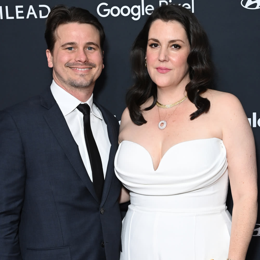  Jason Ritter and Melanie Lynskey attend the 35th annual GLAAD Media Awards at The Beverly Hilton on March 14, 2024 in Beverly Hills, California. . 