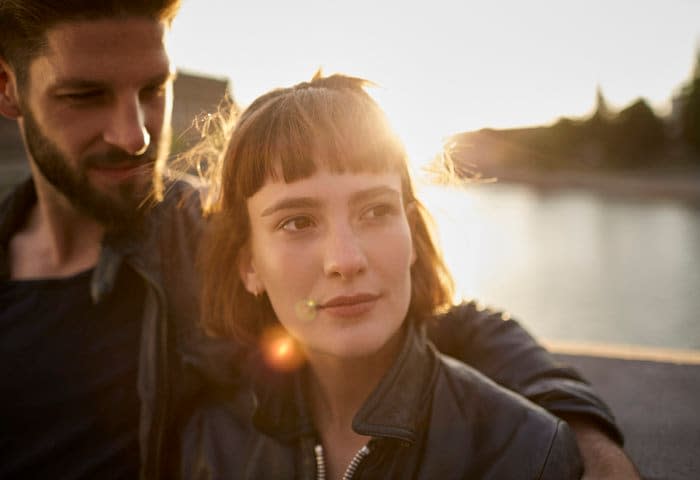 Pareja en un lago