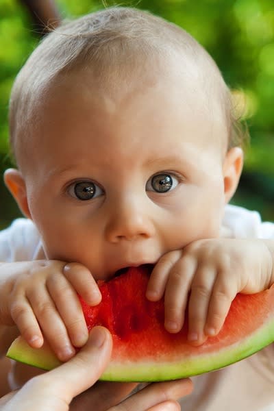 「由嬰兒主導的斷奶」（Baby-led weaning）風潮，訴求小朋友斷奶後就能自行進食。（網路截圖）