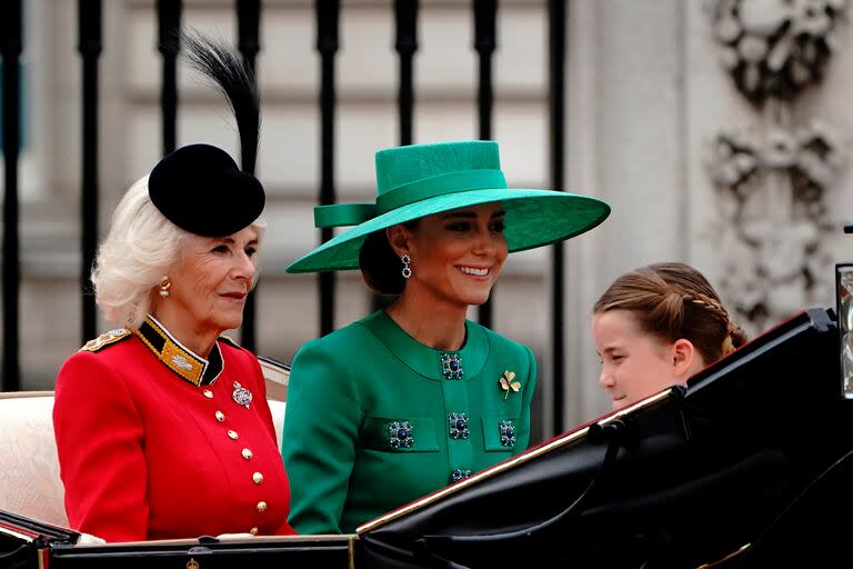 La Reina Camilla, Kate, la Princesa de Gales y la Princesa Charlotte salen del Palacio de Buckingham para el desfile Trooping the Color, mientras el rey Carlos III celebra su primer cumpleaños oficial desde que se convirtió en soberano 