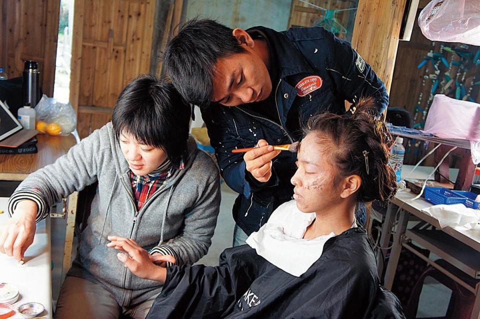 電影《花漾》是蕭百宸（中）、劉顯嘉（左）成立工作室後的第一個案子，兩人在片場細心為演員化特效妝。（百嘉堂提供）