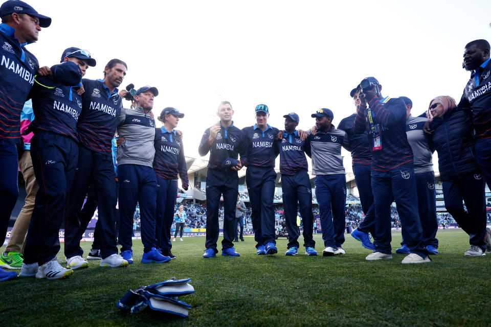 Gerhard Erasmus (pictured middle) speaks to his team mates in a huddle.