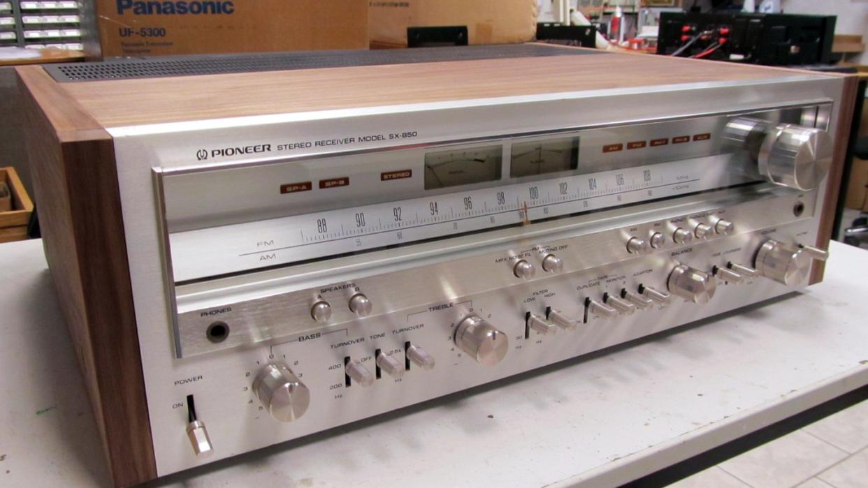 Schmuckstücke wie diesen Receiver lohnt es sich, aufzuarbeiten, hier bei Good-old-hifi in Niemegk. Foto: Good-old-hifi.de