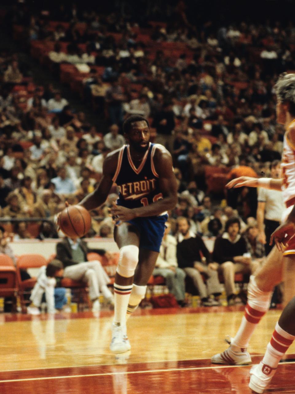 Detroit Pistons center Bob Lanier (16) against the Atlanta Hawks.