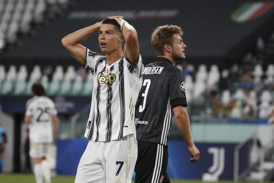 Cristiano Ronaldo reacciona durante el juego de vuelta de los octavos de final ante el Lyon en el Estadio Allianz en Turín, Italia el viernes 7 de agosto del 2020. Con un doblete de Ronaldo la Juve gana el juego de vuelta 2-1 pero queda eliminada tras empatar 2-2 en global por gol de visitante. (AP Photo/Antonio Calanni)