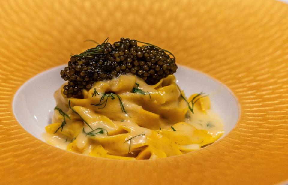 Una carbonara con caviar hecha con fettuccine de centeno, caviar Kaluga Schrenckii y eneldo por el chef Danny Ganem, quien también ha criado un sensacional menú omakase de pasta de temporada.