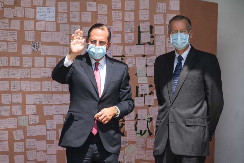 20200812-美國衛生部長艾薩（Alex Azar）（左）至前總統李登輝追思會場弔唁，右為AIT處長酈英傑。（蔡親傑攝）